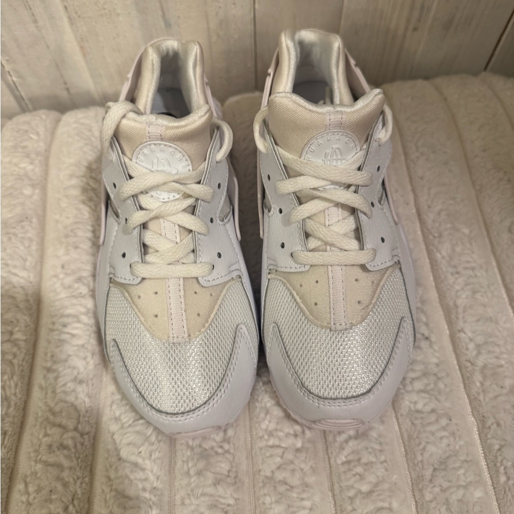 Nike Air Huaraches - Size 1Y - Worn once - No Box - 2 tone White - Picture 3 of 9